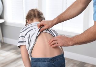Pierwsze objawy skoliozy u dziecka - na co powinien zwrócić uwagę rodzic?